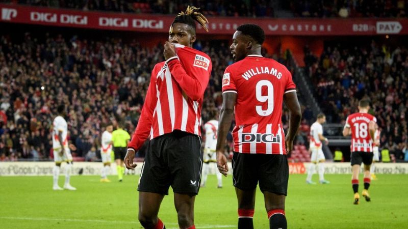 El atacante español continuará vistiendo la camiseta rojiblanca junto a su hermano mayor, Iñaki.