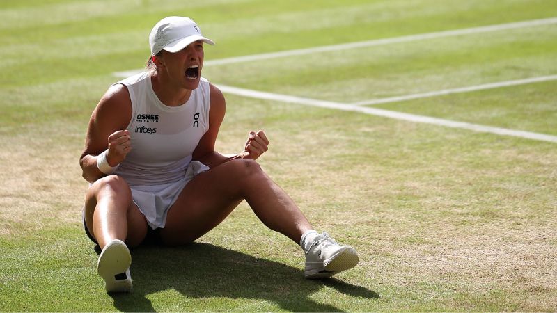 La polaca Iga Swiatek celebra después de ganar contra la jugadora estadounidense Amanda Anisimova.