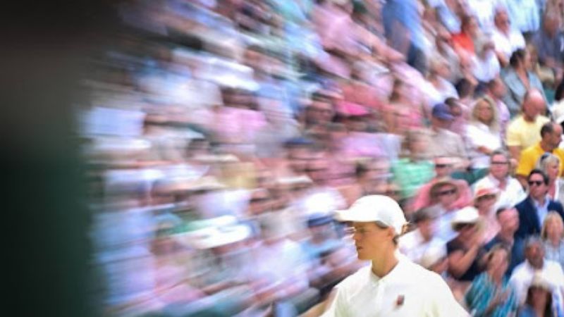 Jannik Sinner de Italia reacciona mientras juega contra Carlos Alcaraz de España, en Wimbledon.