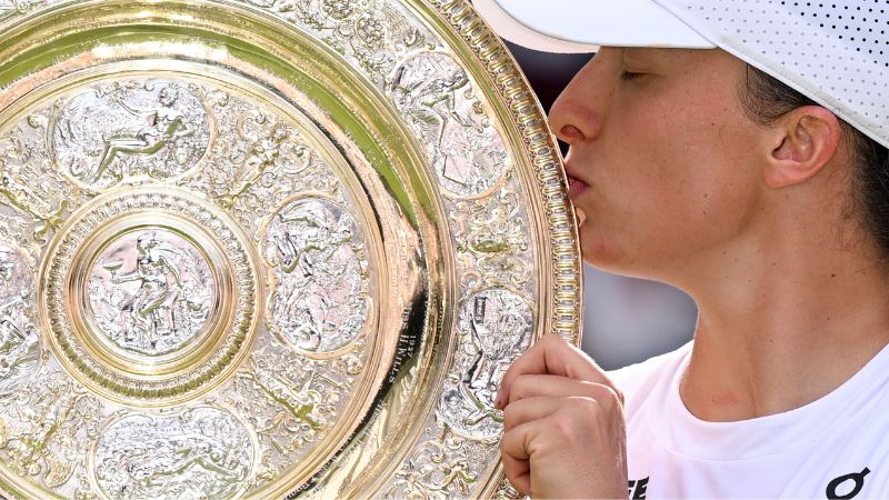 La polaca Iga Swiatek besa el trofeo de ganadora, el Venus Rosewater.