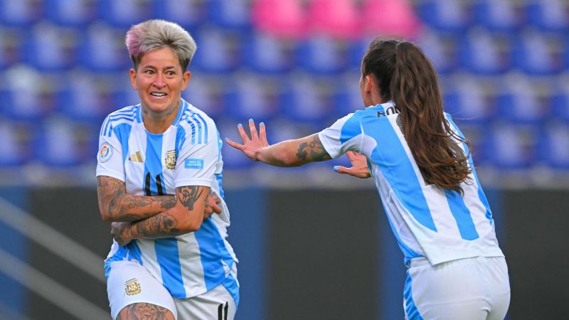 La delantera de Argentina, Yamila Rodríguez, celebra el gol del triunfo sobre Perú.