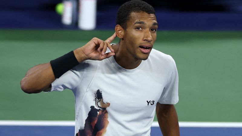 El canadiense Felix Auger-Aliassime celebra su victoria sobre el alemán Alexander Zverev durante su partido de tercera ronda individual masculino del Abierto de los Estados Unidos.