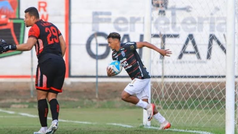 Alexy Vega, desde el punto penal, le dio el empate al Marathón frente a Potros de Olancho FC.