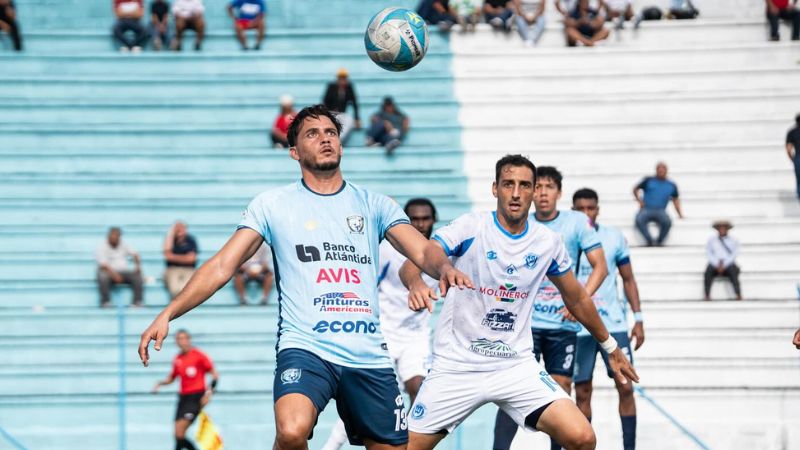 El goleador del Génesis Policía Nacional, Ángel Tejeda, busca dominar el balón presionado por Fabricio Silva, defensa de Victoria.