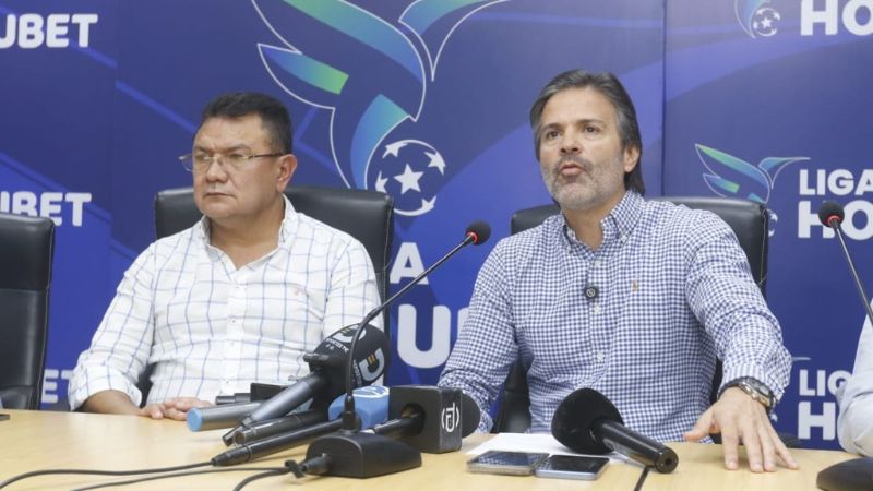 El ex CEO, Benjamín Romero, aparece junto al presidente de la Liga Nacional, Jorge Herrera.