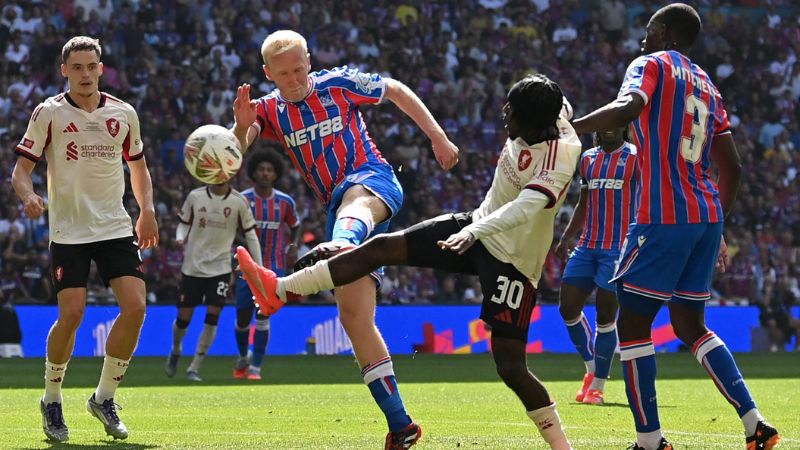 El centrocampista inglés del Crystal Palace, Will Hughes, compite con el defensa holandés del Liverpool, Jeremie Frimpong.