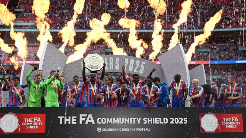 Los jugadores del Crystal Palace celebran con el trofeo tras la victoria en el partido de la Community Shield de la FA inglesa.