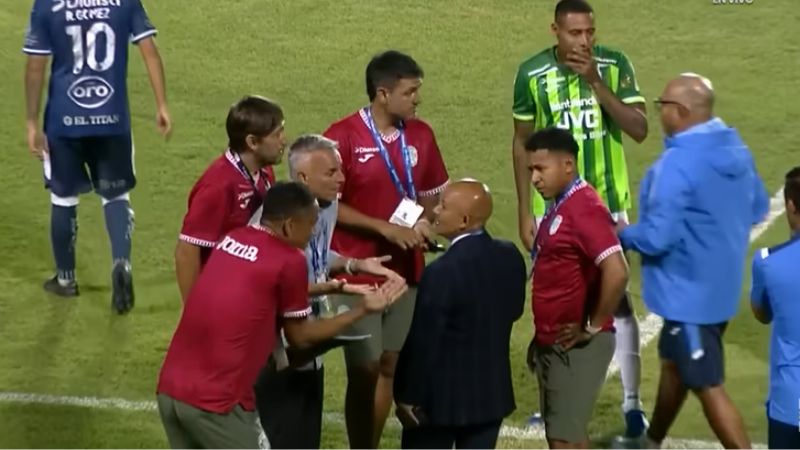 El comisario del clásico de las "Ms", Edwin Banegas, también es suspendido por dos partidos.