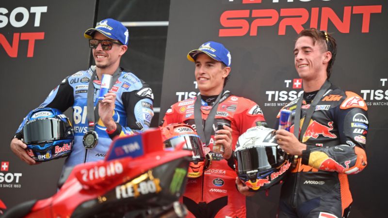 Los españoles Alex Márquez, Marc Márquez, y Pedro Acosta, celebran en el podio.