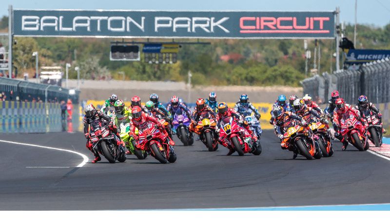 Pilotos compiten durante la salida del Gran Premio de Hungría de MotoGP en el circuito de Balaton Park en Balatonfokajar, Hungría.