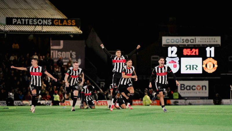 Los jugadores del Grimsby Town celebran luego de dejar en la lona al Manchester United por la Copa inglesa.