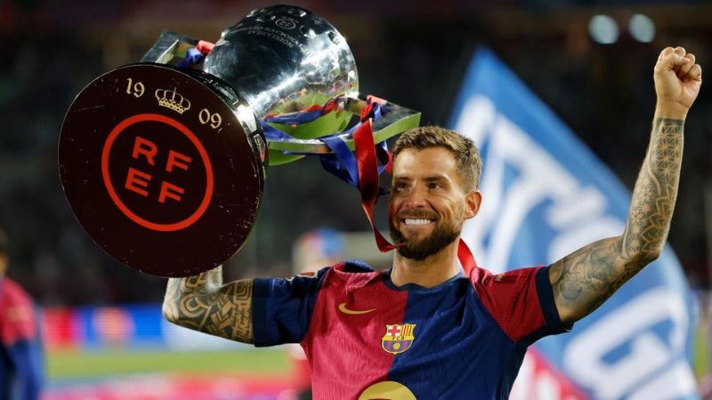 El central español logró levantar tres trofeos con el Barcelona en la temporada, incluyendo la Copa del Rey y la Supercopa de España, donde vencieron al Real Madrid en ambas finales.