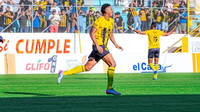 El mediocampista Jack Baptiste celebra el gol del Real España frente a Marathón.