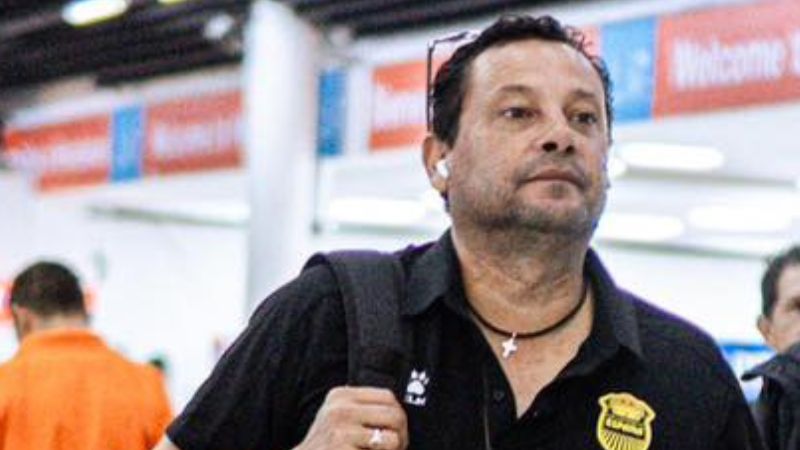 El técnico del Real España, Jeaustin Campos, mira como su primera final del semestre el partido de este miércoles contra el Diriangén por la Copa Centroamericana.