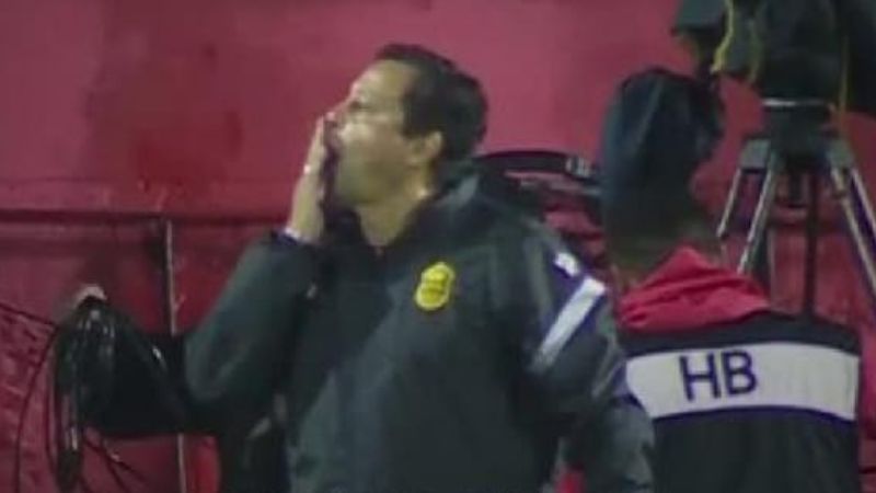 Por este gesto es castigado con 10 partidos de suspensión el técnico costarricense, Jeaustin Campos.