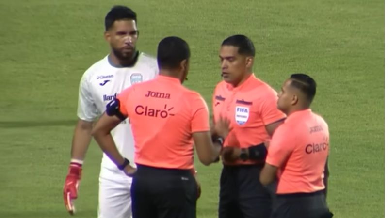 Jefferson Escobar fue el árbitro central del partido entre Motagua y Marathón.