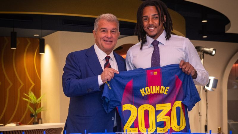 El presidente del Barcelona, Joan Laporta, posa con el francés, Jules Koundé.