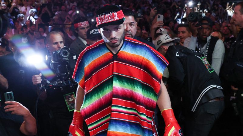 En la foto de archivo, el mexicano Julio César Chávez Jr. llega a su combate de peso crucero contra el estadounidense Jake Paul.