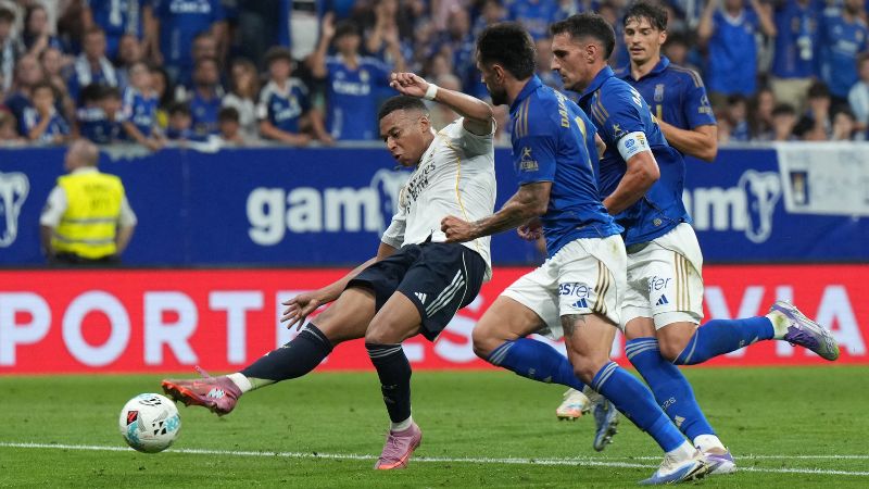 El delantero francés del Real Madrid, Kylian Mbappé, marca el primer gol de su equipo frente al Real Oviedo.