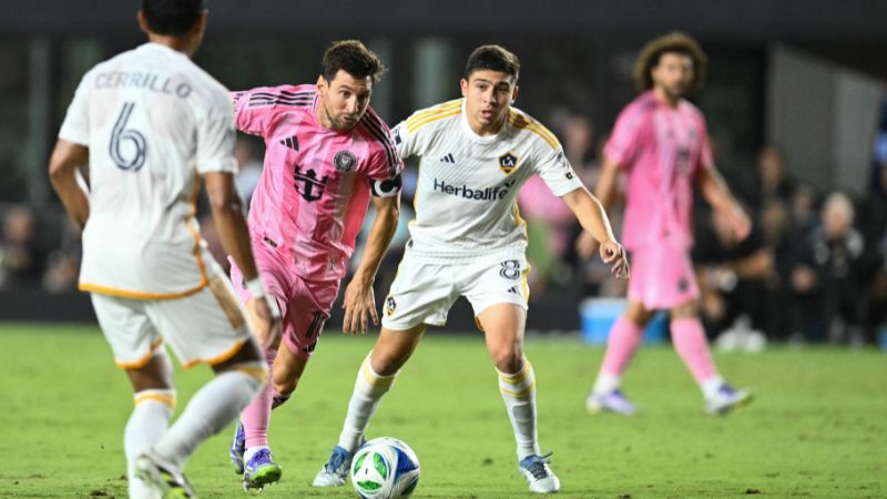 El delantero argentino del Inter Miami, Lionel Messi, dispara y anota el segundo gol de su equipo frente a Los Angeles Galaxy.