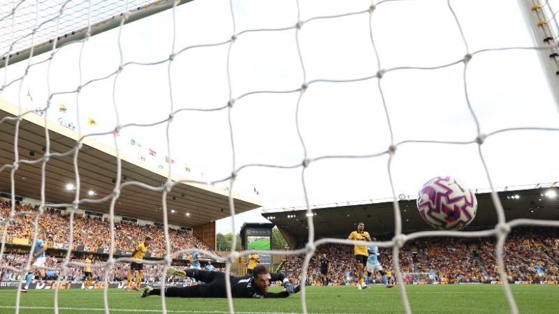 El delantero noruego del Manchester City, Erling Haaland, vence al portero del Wolverhampton Wanderers, Jose Sa.