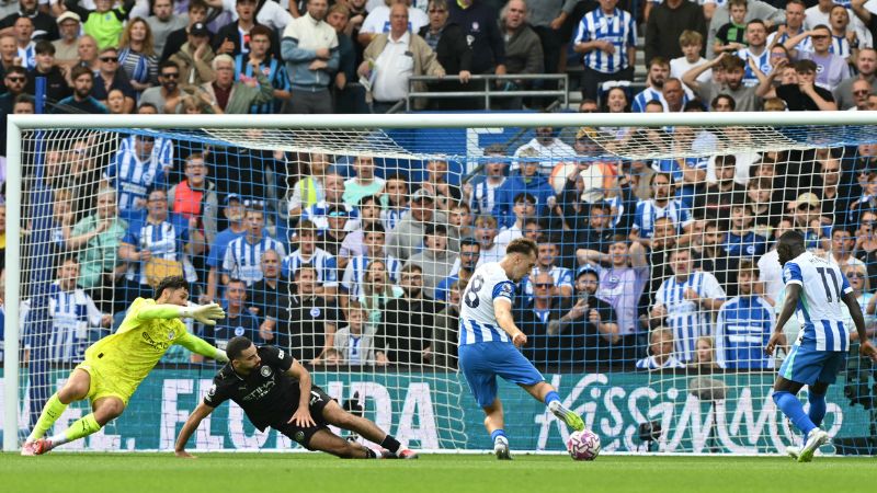 El centrocampista alemán del Brighton, Brajan Gruda, marca su segundo gol durante el partido contra el Manchester City.