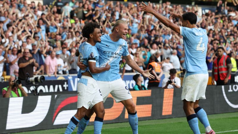 El delantero noruego, Erling Haaland, celebra su tercer gol con Oscar Bobb y Tijjani Reijnders.