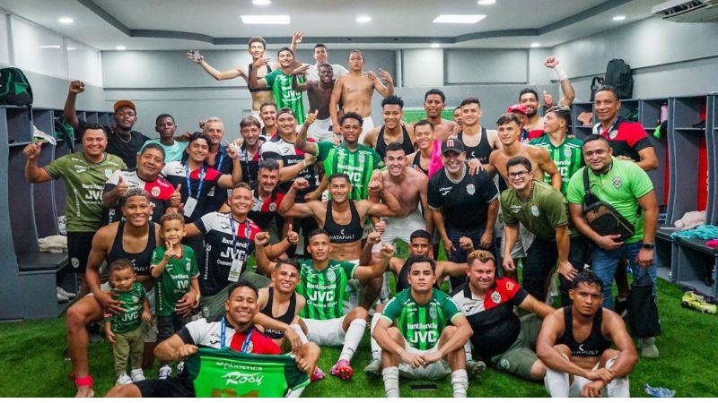 En el camerino del Marathón se vivió una fiesta luego del triunfo sobre Olimpia.
