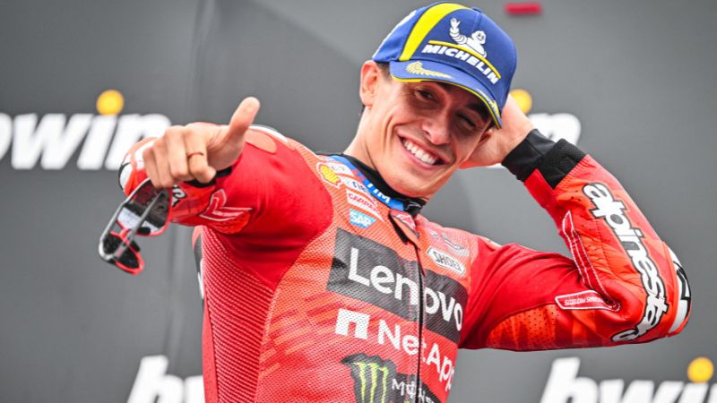 El piloto español Marc Márquez, del equipo Ducati Lenovo, ganador del Gran Premio de Austria de MotoGP, celebra en el podio.