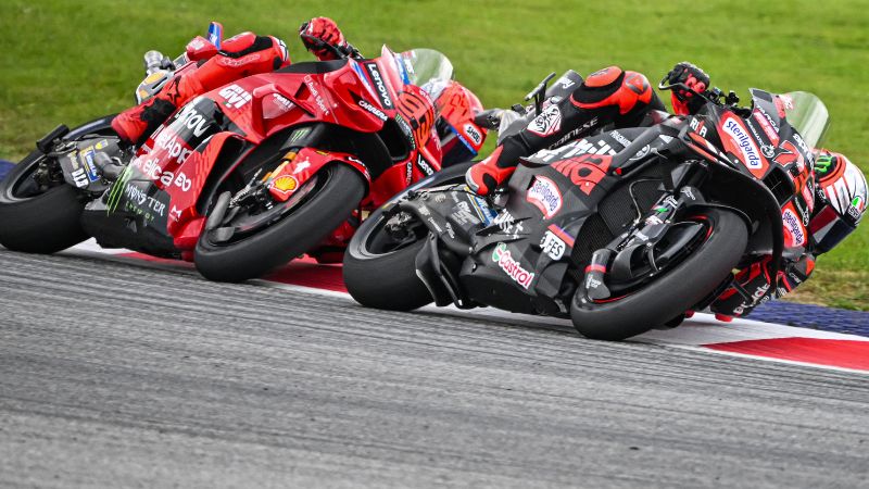 El piloto italiano de Aprilia Racing, Marco Bezzecchi, compite por delante del piloto español del equipo Ducati Lenovo, Marc Márquez, durante el Gran Premio de Austria.