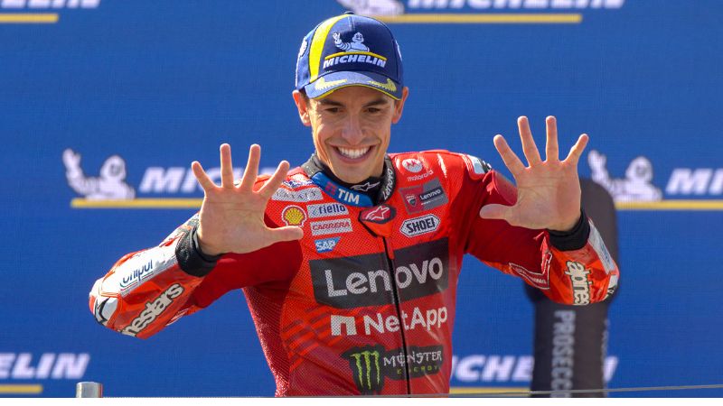 El piloto español Marc Márquez, del equipo Ducati Lenovo, ganador, hace un gesto con su décima victoria en el podio después del Gran Premio de Hungría de MotoGP.