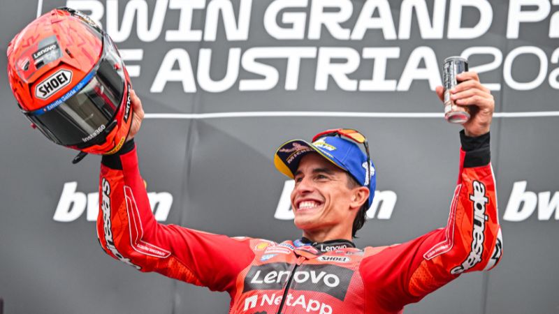 El piloto español Marc Márquez, del equipo Ducati Lenovo, ganador del Gran Premio de Austria de MotoGP, celebra en el podio.
