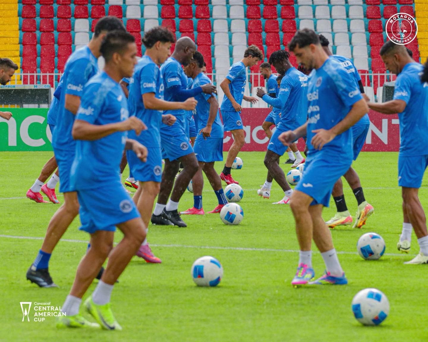 El plantel de jugadores de Motagua trabajó en el estadio Nacional "Chelato Uclés", sede del partido contra el CAI de Panamá.