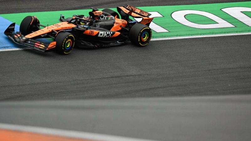 El piloto australiano de McLaren, Óscar Piastri, lidera el Gran Premio de los Países Bajos de Fórmula 1 en el Circuito de Zandvoort.
