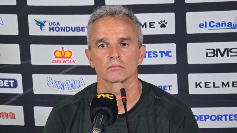 El entrenador de Marathón, Pablo Lavallén, lamenta que un error arbitral les tirara por la borda el trabajo de la semana.
