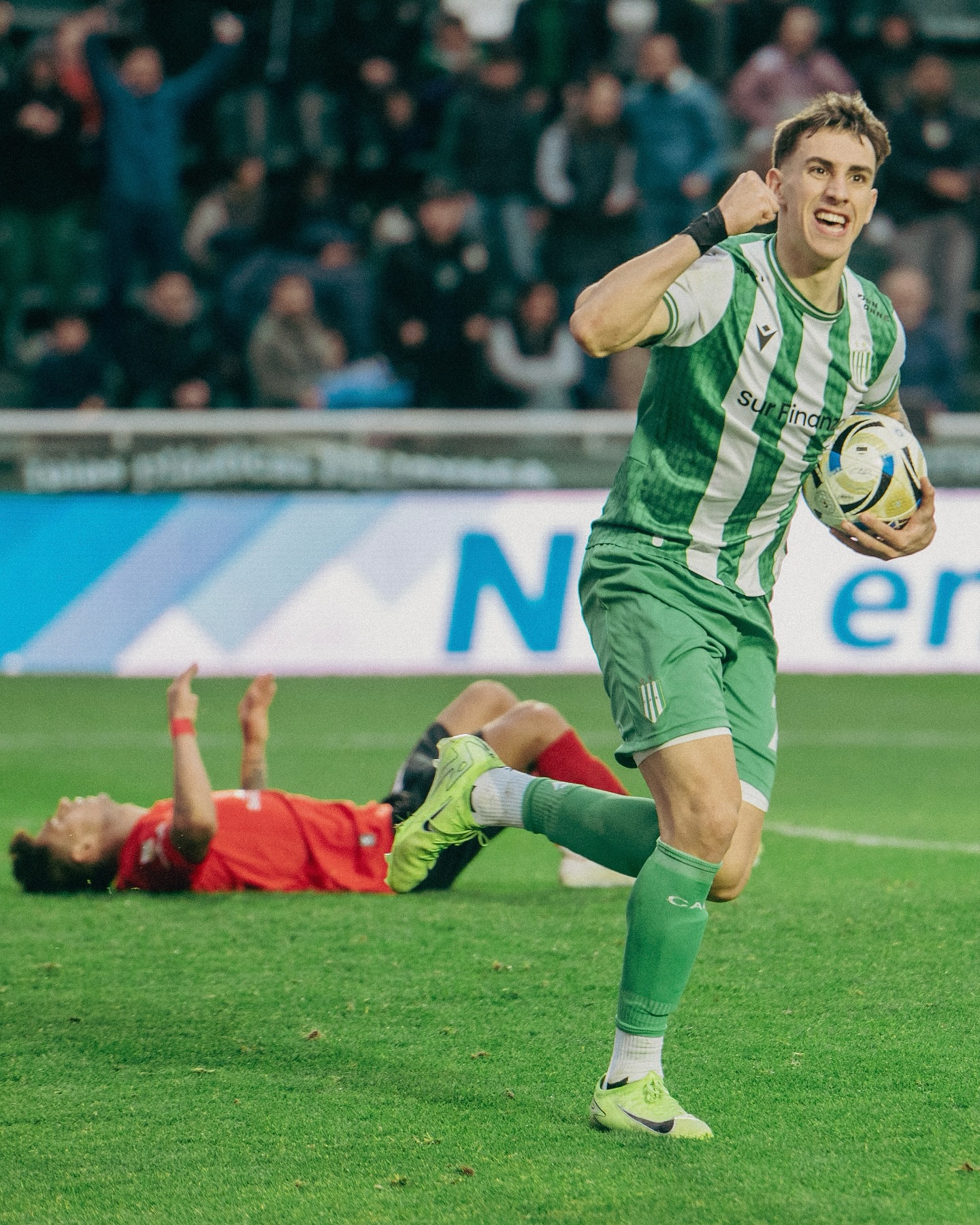 Rodrigo Auzmendi comenzó la remontada de su equipo Atlético Banfield en el partido frente a Estudiantes de La Plata.