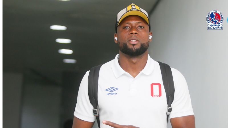 El delantero de Olimpia, Yustin Arboleda, acepta que el técnico, Eduardo Espinel, rote al plantel de jugadores.