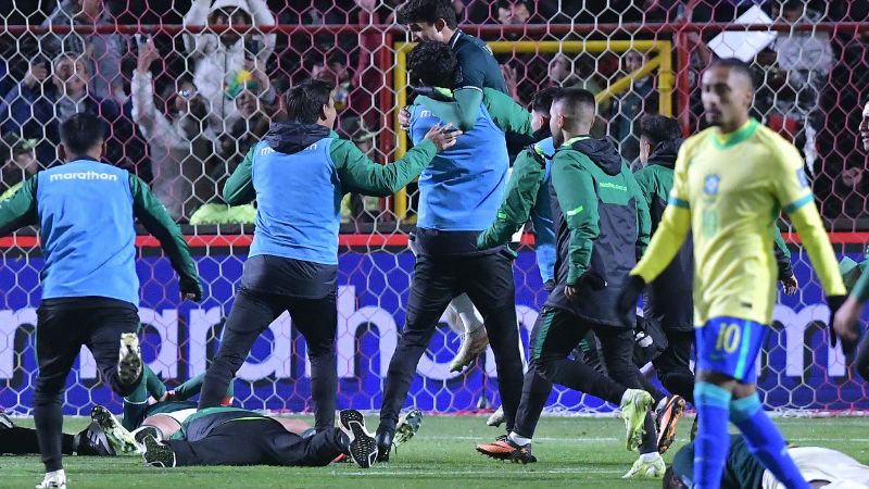 Los jugadores de Bolivia celebran tras ganar el partido de las eliminatorias sudamericanas frente a Brasil.