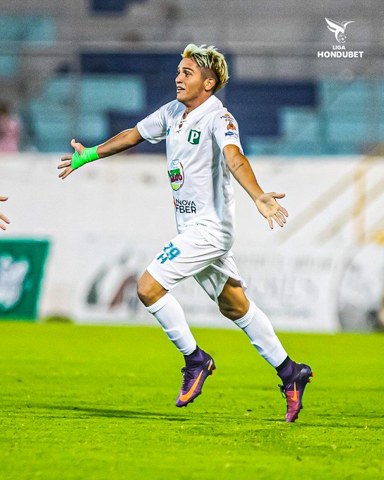 El platensista Carlos Pérez celebra el gol que le dio el empate a su equipo frente a Marathón.