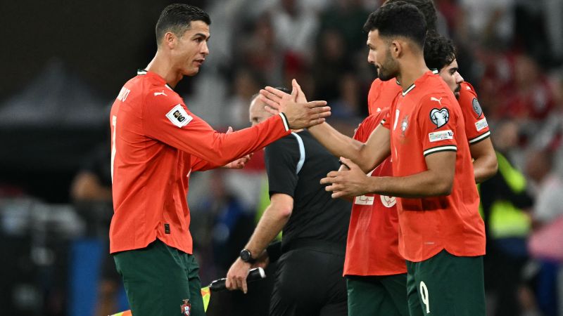 El delantero portugués Cristiano Ronaldo sale del campo sustituido por su compañero Goncalo Ramos durante el partido contra Hungría.