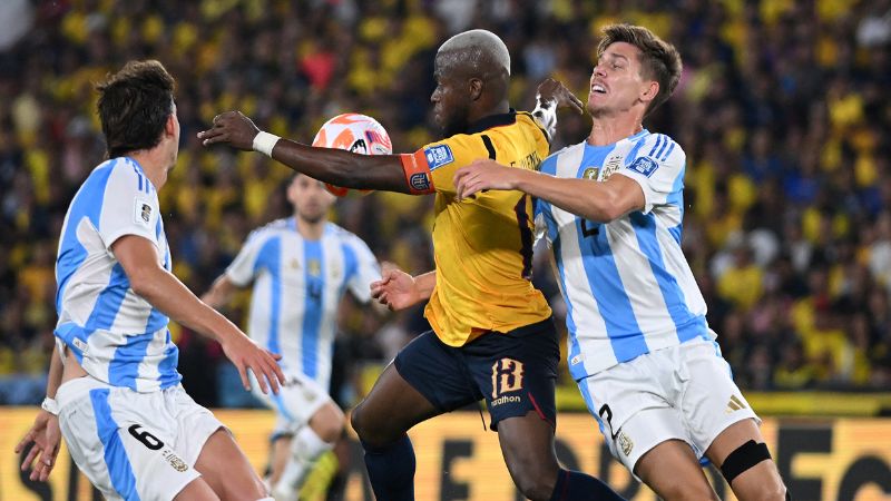 El delantero ecuatoriano Enner Valencia y el defensa argentino Juan Foyth disputan el balón.