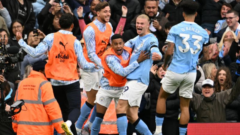 El delantero noruego del Manchester City, Erling Haaland, celebra su segundo gol contra el Manchester United.