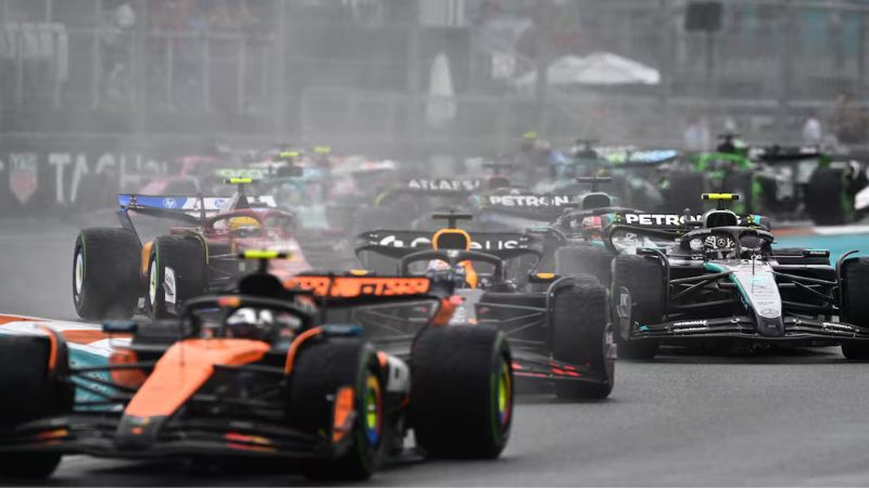 Regresa en el circuito urbano del Gran Premio de Azerbaiyán de la mano de sus dos pilotos, el líder del Mundial Oscar Piastri y el segundo clasificado Lando Norris.