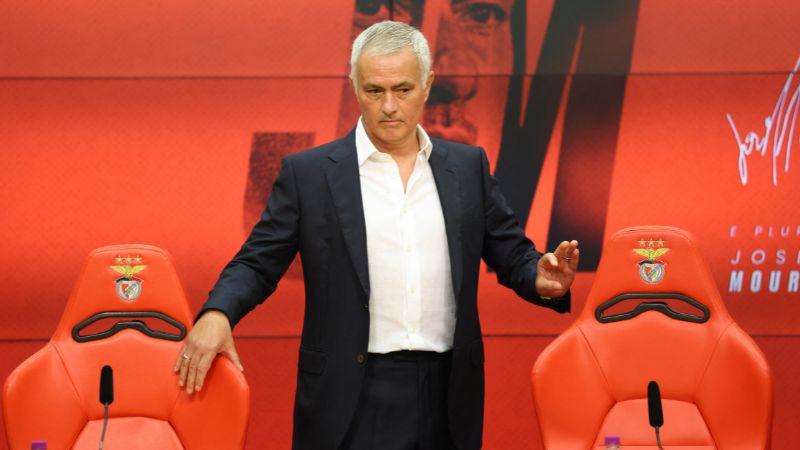 El entrenador portugués José Mourinho asiste a una conferencia de prensa durante su presentación oficial como nuevo entrenador de Benfica.