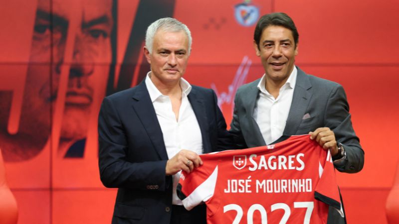 El entrenador portugués José Mourinho sostiene una camiseta de Benfica con su nombre junto con el presidente, Rui Costa.