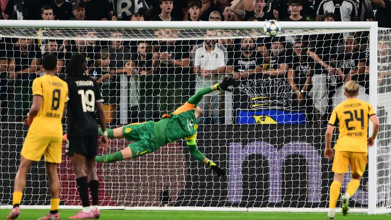 El delantero turco de la Juventus, Kenan Yildiz, marca el primer gol de su equipo durante el partido contra el Borussia Dortmund.