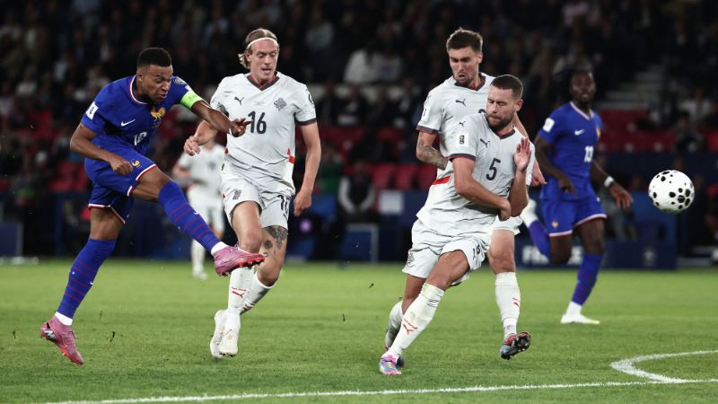 El delantero de Francia, Kylian Mbappé, remata durante el partido contra Islandia.