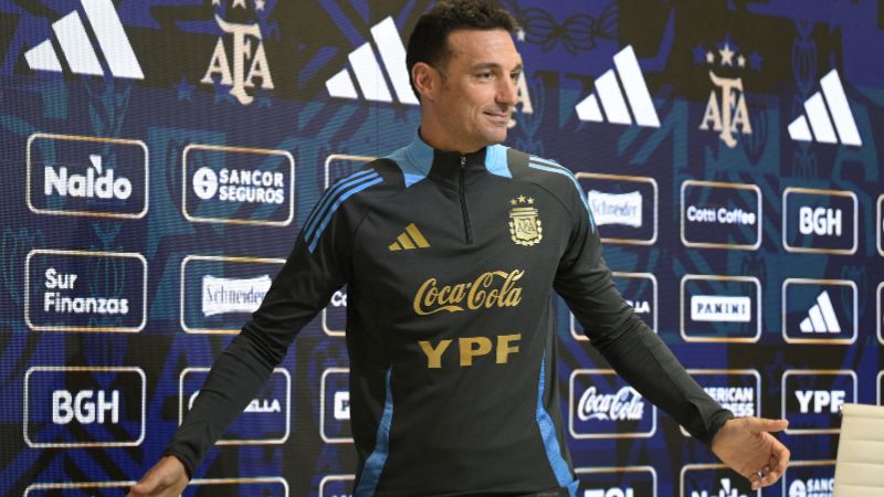 El entrenador de Argentina, Lionel Scaloni, llega a una conferencia de prensa en Ezeiza, provincia de Buenos Aires, Argentina.