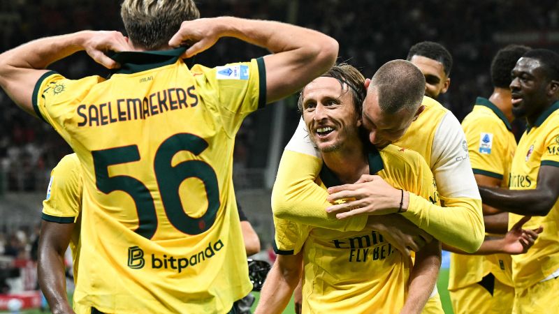 El centrocampista croata del AC Milan, Luka Modric, celebra con sus compañeros tras anotar el primer gol de su equipo contra el Bolonia.