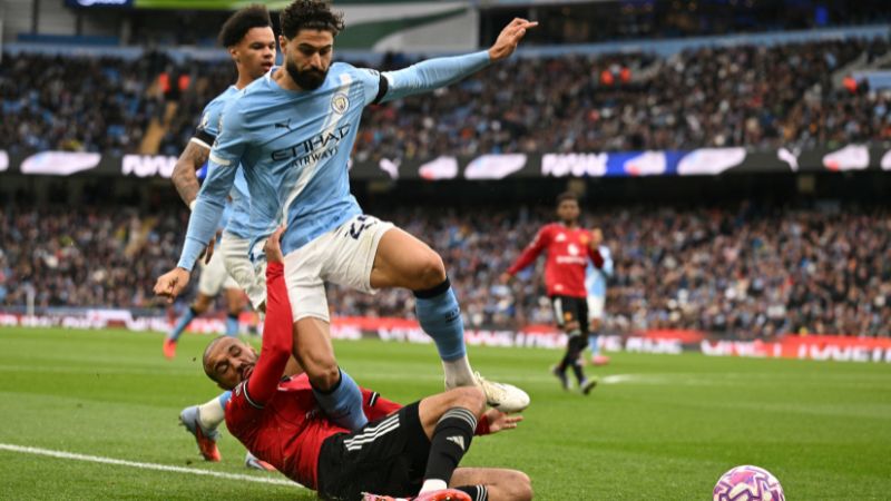El defensa croata del Manchester City, Josko Gvardiol, aguanta la barrida del defensa marroquí del Manchester United, Noussair Mazraoui.